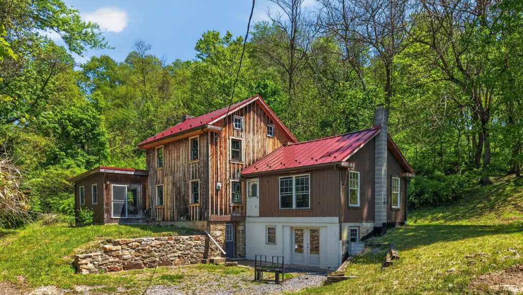 Riverside Cabin - 2210 State Rte 147, Dalmatia, PA, USA - Intel Auctions