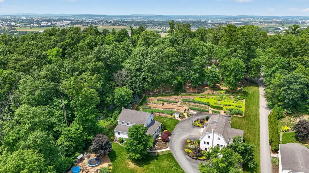 The Fabulous Five - 257 Hill Rd, New Holland, PA, USA - Intel Auctions