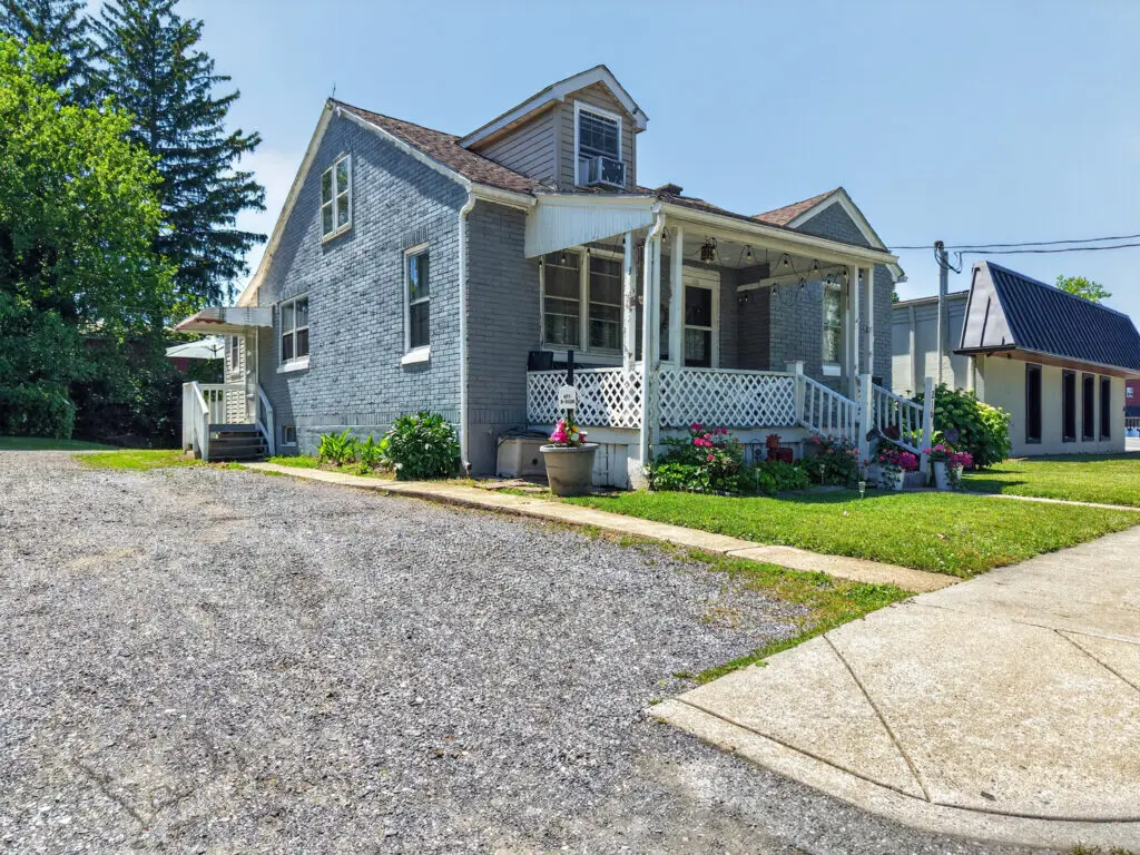 The Ephrata Cottage - 216 West Fulton Street, Ephrata, PA, USA - Intel Auctions