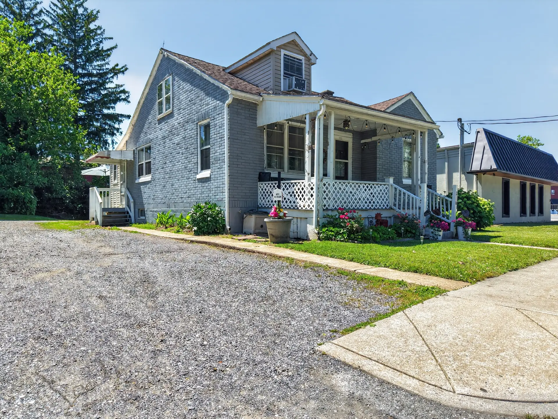 The Ephrata Cottage - 216 West Fulton Street, Ephrata, PA, USA - Intel Auctions