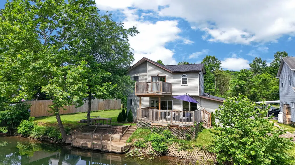 The Cottage on Bald Eagle - 52 Cottage Ln, Mill Hall, PA, USA - Intel Auctions