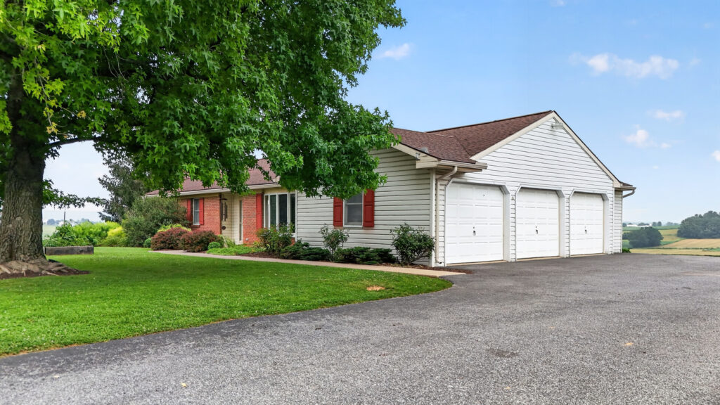 EAST EARL HOME WITH VIEWS - 241 Fetterville Road, East Earl, PA, USA - Intel Auctions