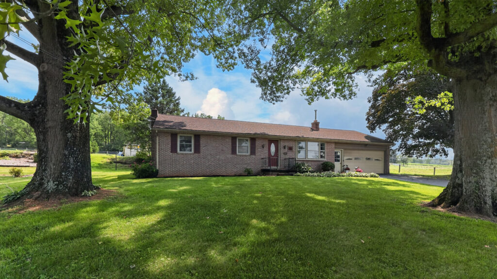 NARVON COUNTRY HOME - 5757 Division Hwy, Narvon, PA, USA - Intel Auctions