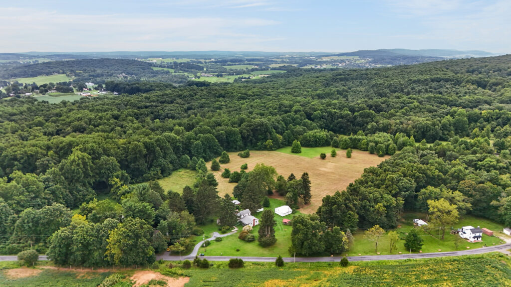 THE BEAUTY OF ELVERSON - 230 Laurel Rd Elverson, PA - Intel Auctions